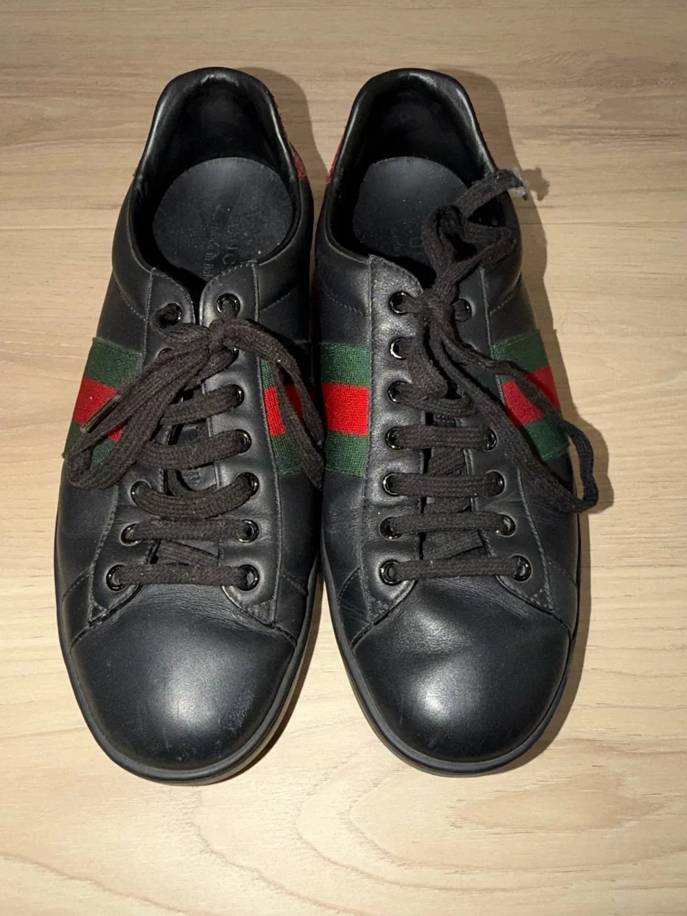 Gucci Black Leather Low-Top Sneakers with Red and Green Stripe